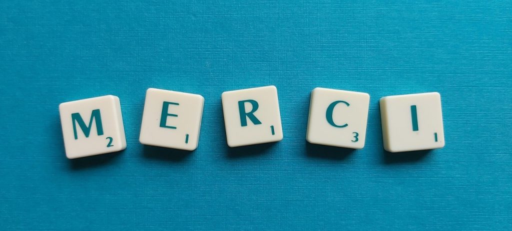 Fitxes de scrabble formant la paraula "Merci"