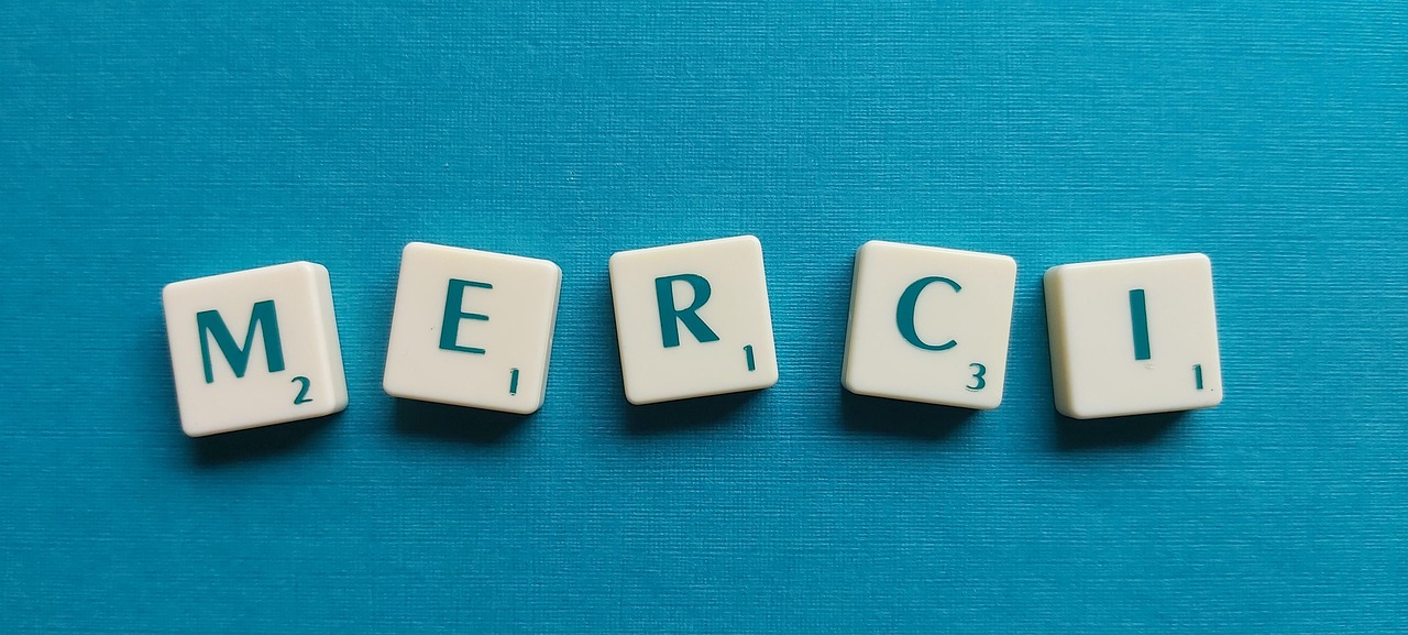 Fitxes de scrabble formant la paraula "Merci"